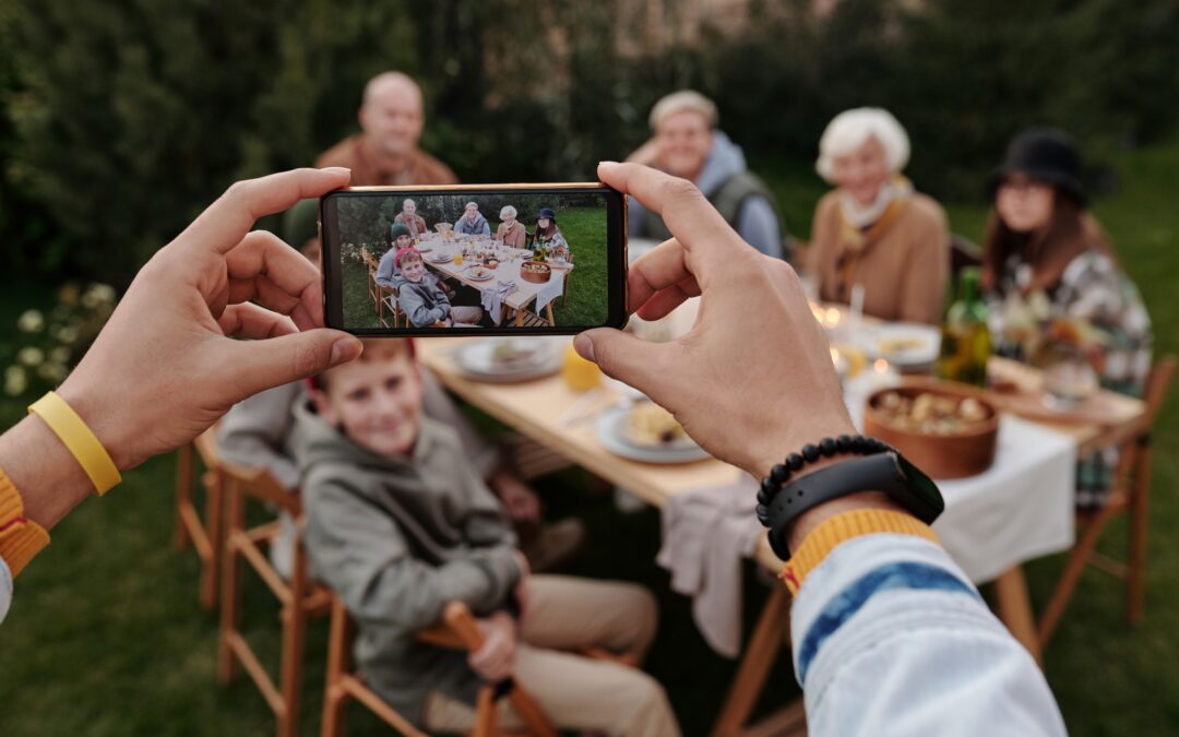 Vi tar bilder av familj och vänner, skärmen är med oss alla tider.