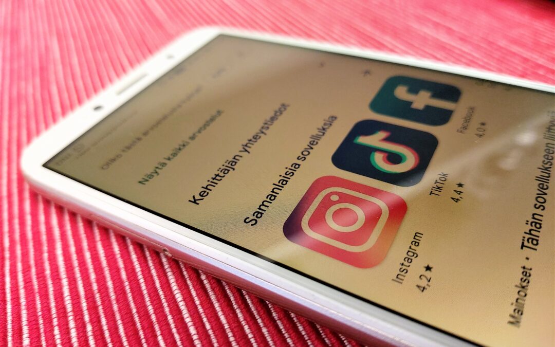 Valokuva älypuhelimesta, jonka ruudulla näkyy Instagramin, TikTokin ja Facebookin logot.
