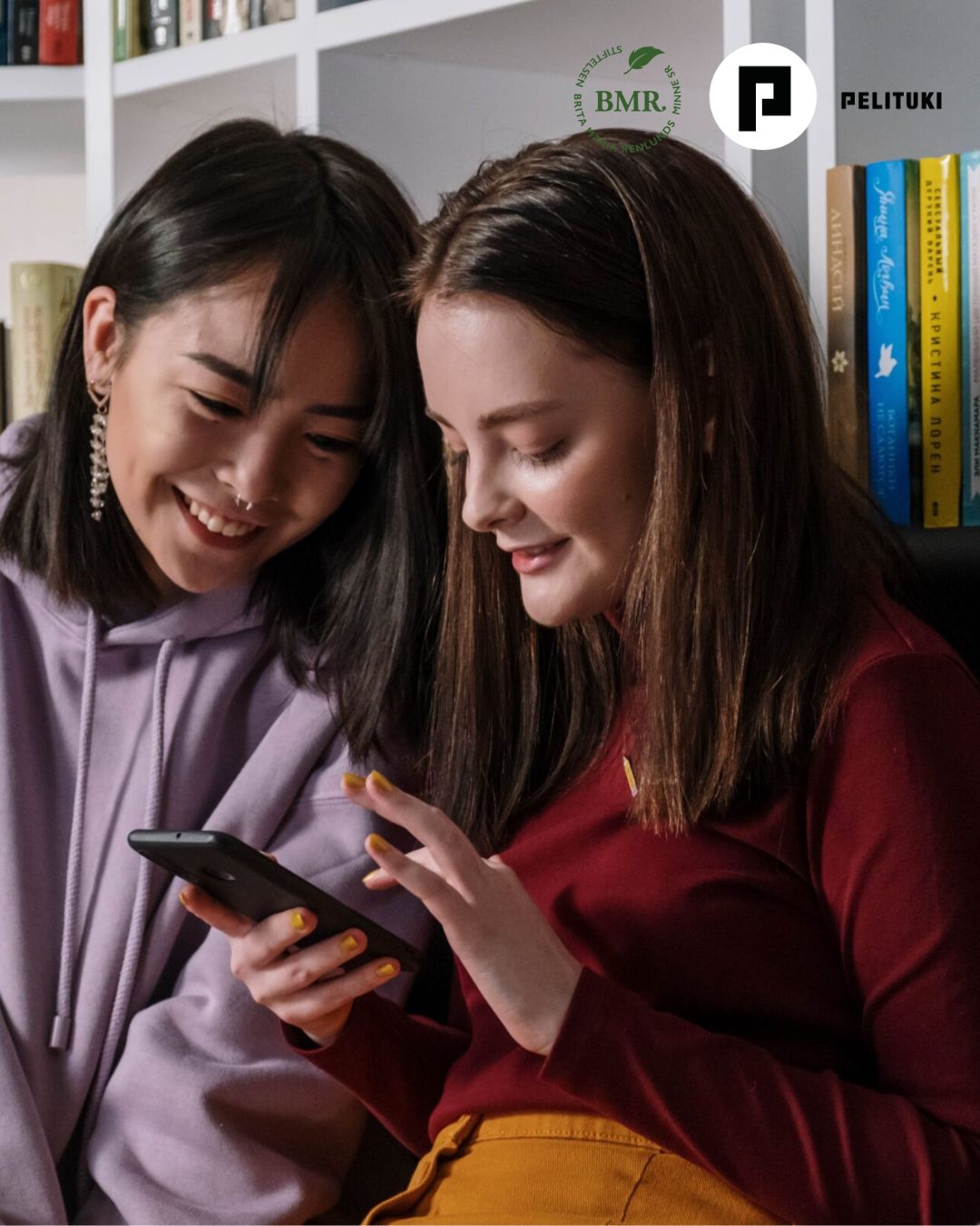 Föräldratips 30.9.2025 Inställningar och trygghet IG (2) Ungdomarna sitter bredid varandra och tittar tillsammans på mobilen.