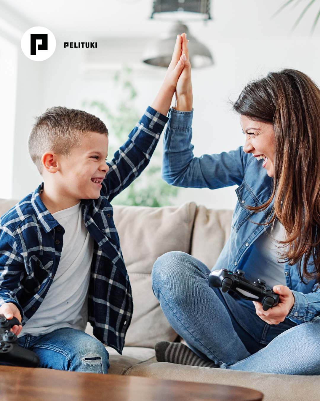 Pieni tyttö lepää sohvalla ja pitelee kädessään korkealla älypuhelinta, jota kohti hän katsoo iloisena