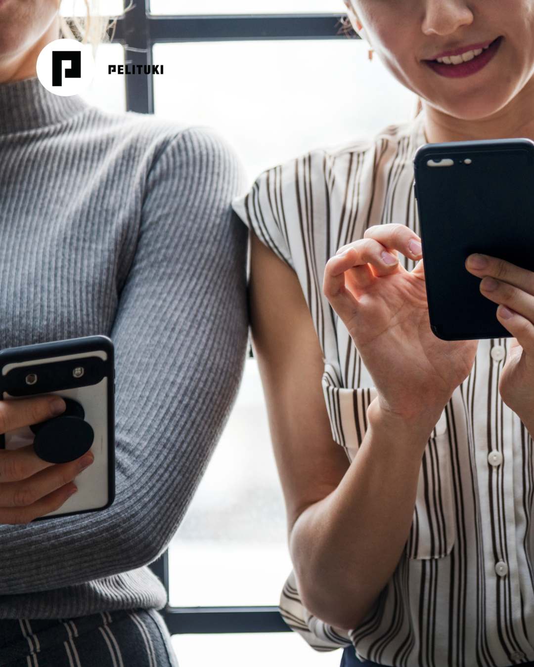 Pieni tyttö lepää sohvalla ja pitelee kädessään korkealla älypuhelinta, jota kohti hän katsoo iloisena