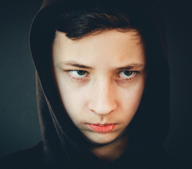 Pojken tittar ledset mot kameran