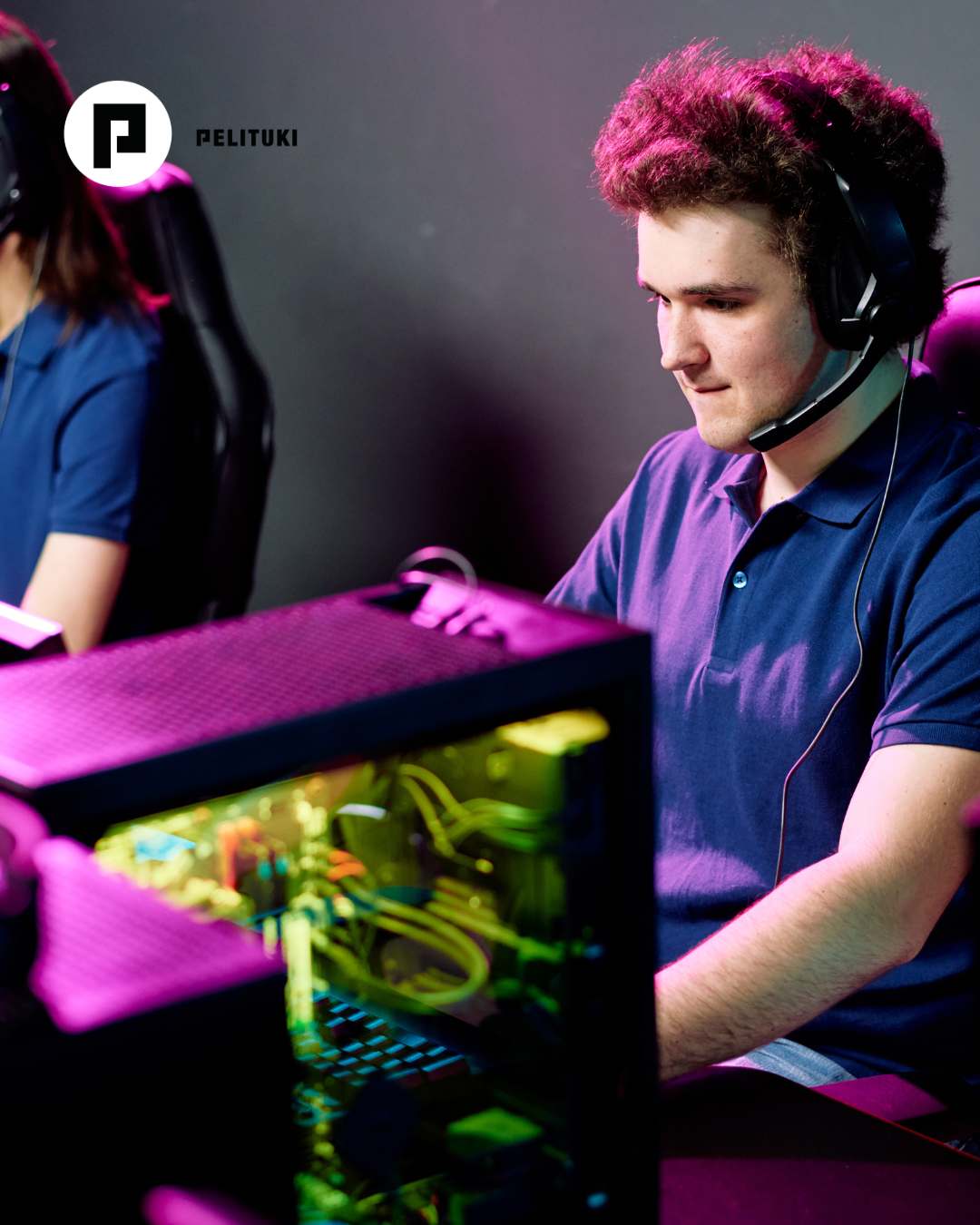 Pieni tyttö lepää sohvalla ja pitelee kädessään korkealla älypuhelinta, jota kohti hän katsoo iloisena