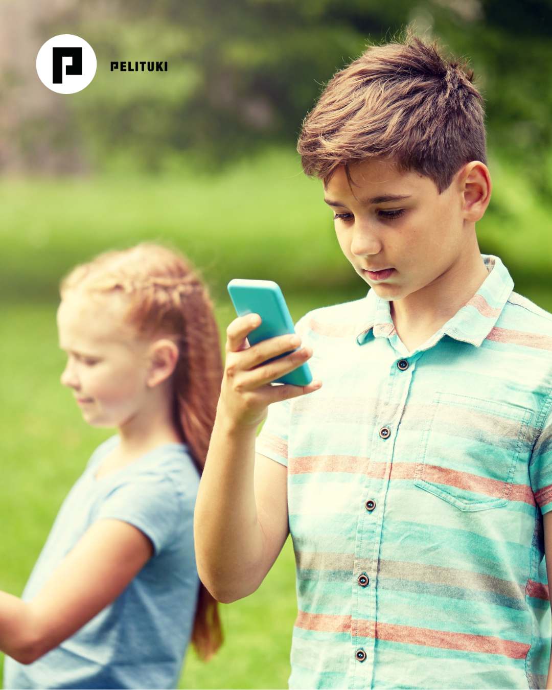 Pieni tyttö lepää sohvalla ja pitelee kädessään korkealla älypuhelinta, jota kohti hän katsoo iloisena