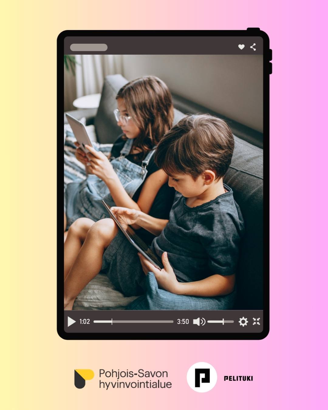 Pieni tyttö lepää sohvalla ja pitelee kädessään korkealla älypuhelinta, jota kohti hän katsoo iloisena