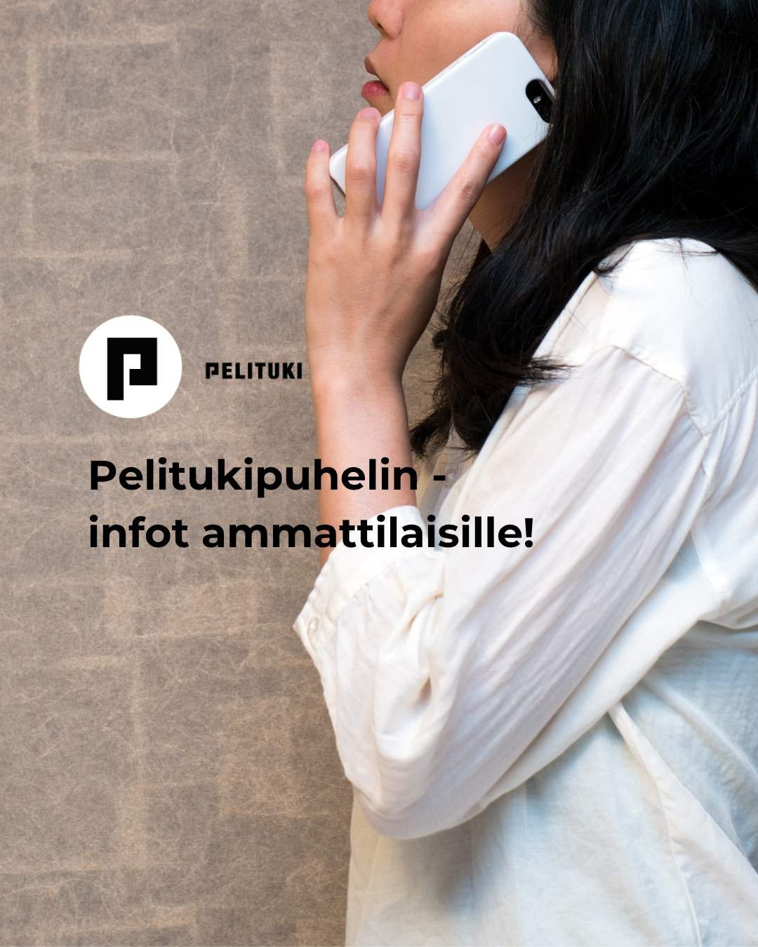Pieni tyttö lepää sohvalla ja pitelee kädessään korkealla älypuhelinta, jota kohti hän katsoo iloisena